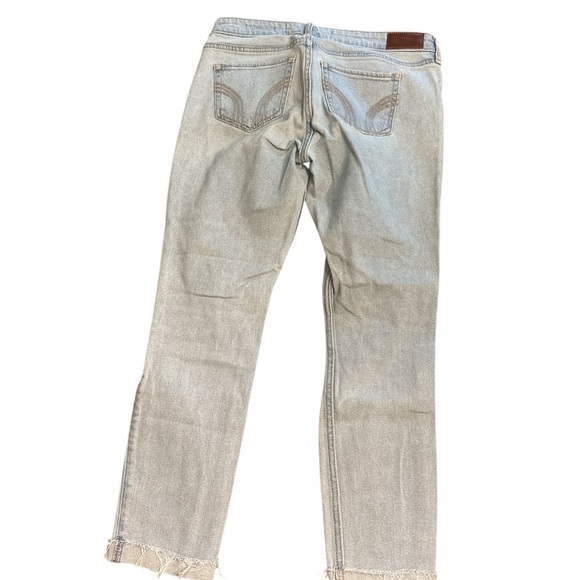 Distressed Women's Hollister Crop Jeans - Picture 4 of 5